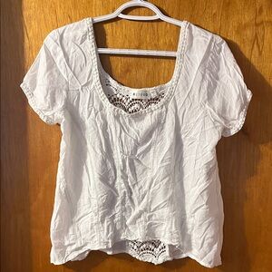 RETROD Woman’s White Scoop Neck Lace-Trim Blouse Medium